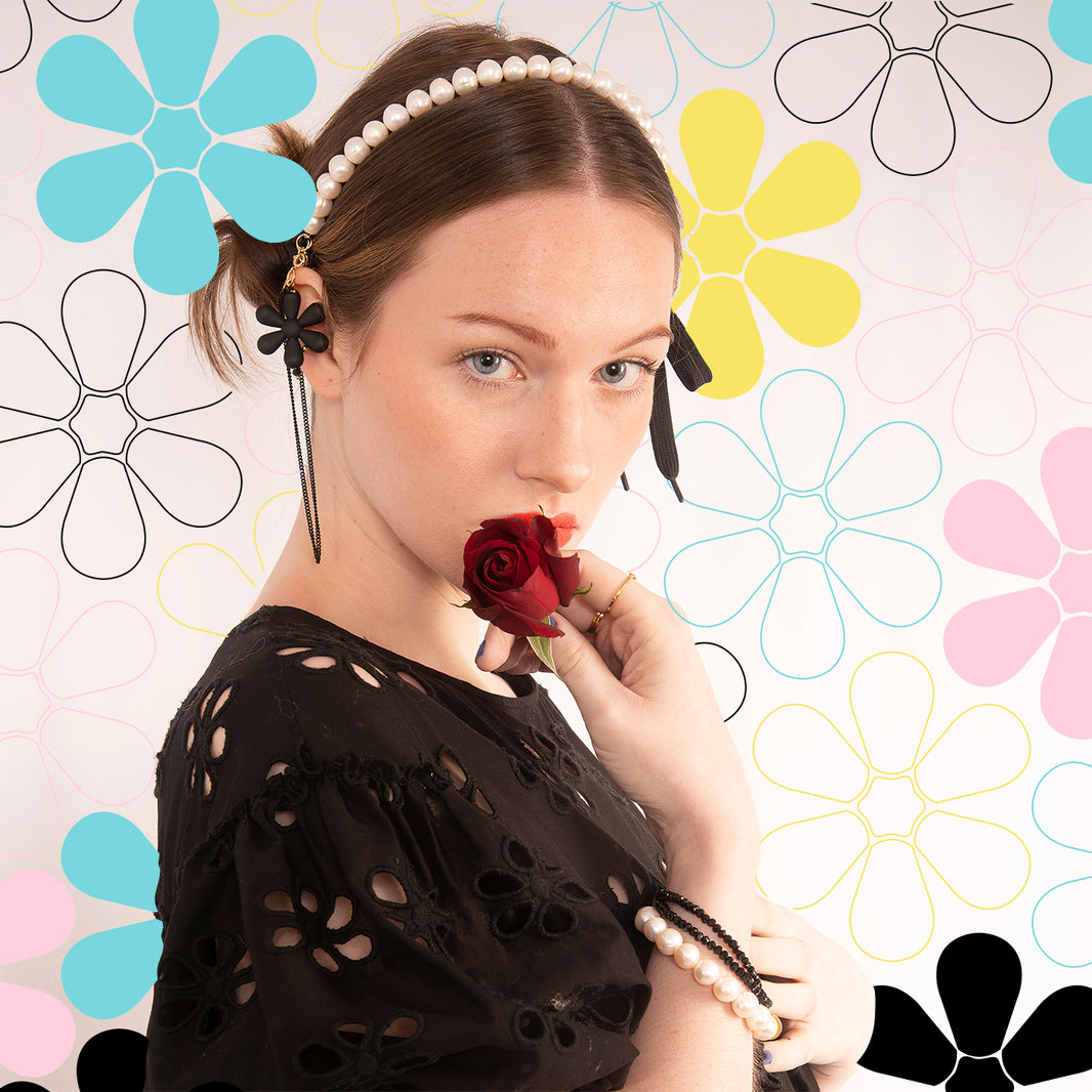 A lady with the fleurs coco chocker/headpiece. A versatile jewelry that can be worn as a necklace or headpiece. It is made with pearls and lace. The piece is finished with a chain and fleurs to give you a beautiful detail .